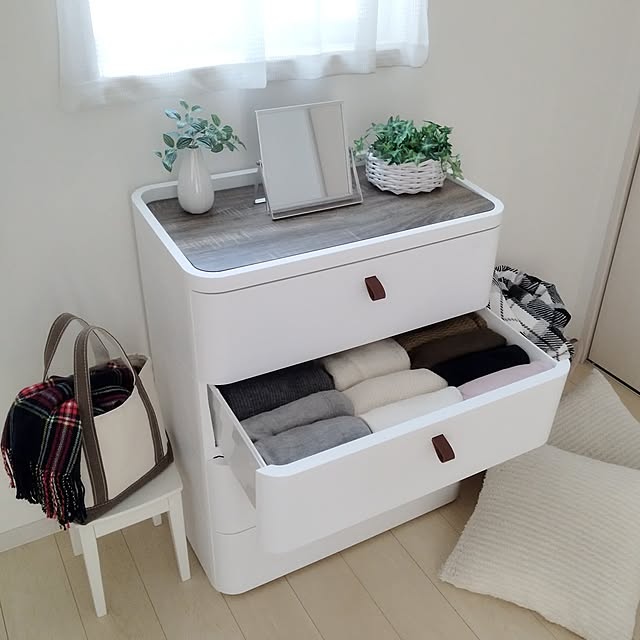Bedroom,収納,シンプル,チェスト,ホワイトインテリア,ナチュラルインテリア,ホワイト,新生活,収納ケース,引出し,シンプルホワイト,シンプルインテリア,ホワイトナチュラル,引出し収納,サンカ,SANKA,すっきり暮らす,シンプルな暮らし,ロイヤルドロアー,リバーシブル天板,ほこり防止,プラスチック収納,本革ハンドル,埃がたまりにくい,ほこりが入りにくい,デザインチェスト,ワイド４段,ALLカバーデザイン,一人暮らし,大人女子 SSSSSの部屋