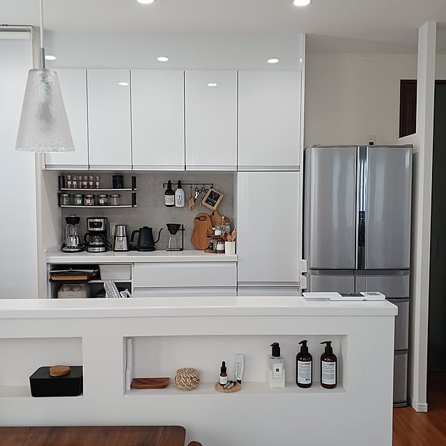 Kitchen,わが家のキッチン,パナソニック,カップボード,Panasonic,ラクシーナ,パナソニックキッチン,背面収納,ディスプレイ棚,見せる収納,アクセントクロス,モノトーン,白いキッチン,スタイリッシュ,ニッチ,スパイスラック,アカシア,注文住宅,シンプルインテリア orioriの部屋