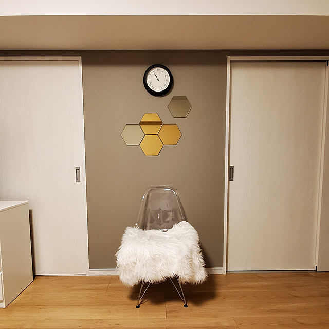 On Walls,IKEA,ニトリ,転勤族の暮らし,賃貸でも諦めない！,ホテルライクに憧れる,ホーネフォッス,クリアチェア,アクセントマット,壁掛け時計 uniuniの部屋
