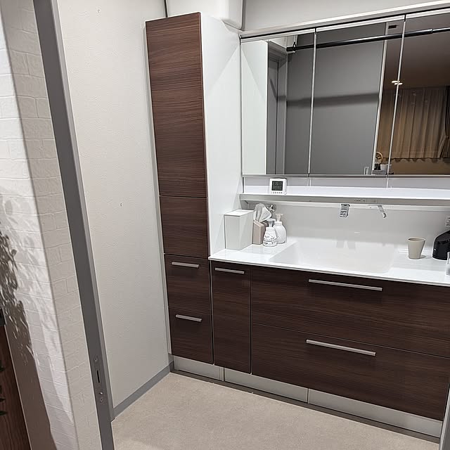 Bathroom,無印良品　ゴミ箱,ニトリ　電波デジタル置時計,ニトリ　セラミックタンブラー,KEYUCA　ティッシュケース,TOTO　洗面台,TOTO　収納キャビネット akomoの部屋