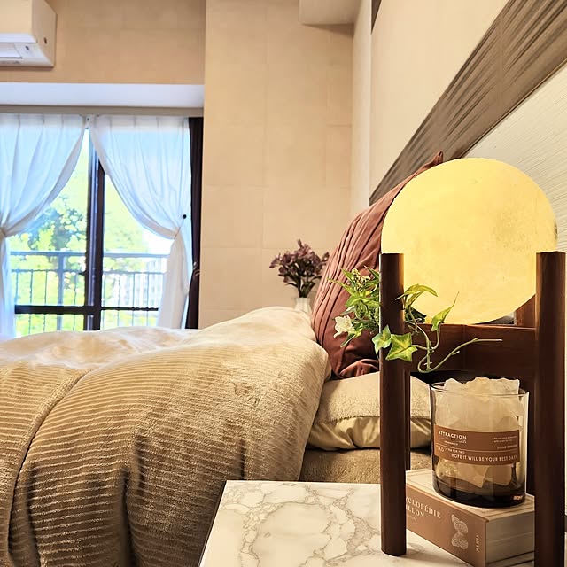 Bedroom,グリーン,快眠,癒し,ニトリ,エコカラット,ダブルベッド,3COINS,フェイクフラワー,ライトアップ,マンション暮らし,優しい灯り,ポケットコイルマットレス,ストーンディフューザー,セリアブック型小物入れ,毛布にもなる掛け布団カバー,3coinsストーンアロマ,shein クッションカバー,3COINS鉢置き,寝室換気,鉢カバーマステリメイク,サイドテーブル,月のライト,キャンドル,マグネットカーテンタッセル,窓周りのエコカラット,調湿 love1017の部屋