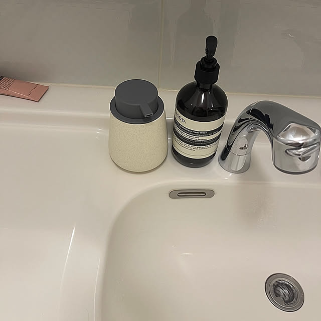 Bathroom,ホテルライク,洗面所収納,洗面所インテリア,洗面所,イソップハンドクリーム,イソップハンドソープ,イソップ aesop,イソップ,SHIIN,オートディスペンサー泡タイプ,オートソープディスペンサー,泡ハンドソープ,ナチュラルインテリア,転勤族,グレージュ,賃貸インテリア,シンプル化,整理収納,シンプルインテリア,1LDK2人暮らし,淡色インテリア ayatan1206の部屋