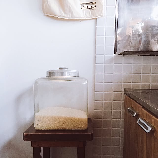 Kitchen,スツール,米びつ,ヴィンテージ,中古住宅,古いお家,アンティーク,古道具,セルフリノベーション,暮らしの愛用品,ガラス瓶,エコバッグ,保存瓶,コンロ周り andFIELDS_homeの部屋