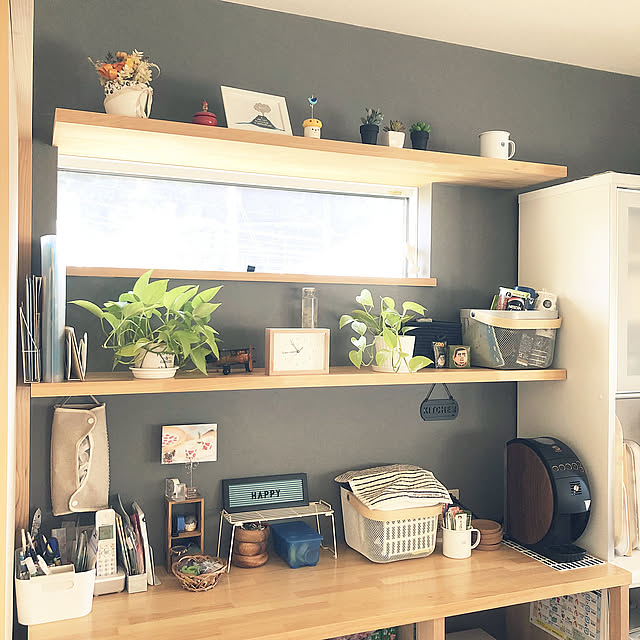 ハーバリウム,カフェタイム,お茶セット,西郷さん,ポトス,植物のある暮らし,IKEA,100均,窓,ナチュラル,造作棚,キッチン窓,観葉植物,桜島のポストカード,時計,アクセントクロス,カフェ風,バリスタ,Kitchen naonaoooの部屋