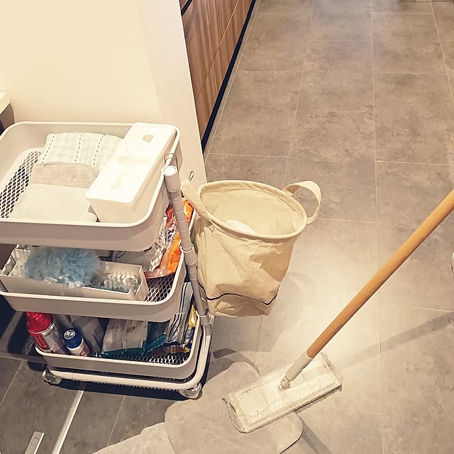 Kitchen,カフェ風,グレー好き♡,白い家,平屋暮らし,平屋建て,花ブロック好き,キッチンパントリー,掃除道具収納,フロアワイパー,ほこり掃除,無印良品,ほこり取り,パントリー収納,ワゴン収納,埃が取れやすい kkkの部屋