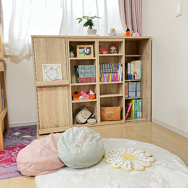 Bedroom,銭天堂集め中,ファーラグマット,ウサギマット,こども部屋,本棚ディスプレイ,読書スペース,観葉植物,パキラ,ハロウィンディスプレイ,yumi.fちゃんの編みあみ,扉収納付きスライドできる本棚,本棚 kouの部屋