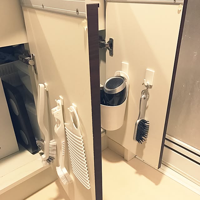 Bathroom,洗濯板,掃除道具,ブラシ,ドライヤー,ドライヤー収納,シンプルライフ,洗面所 収納,扉裏収納,狭いスペースを生かしたい,セリア,マンションインテリア,マンションライフ,ニトリ,ダイソー kurukuruの部屋