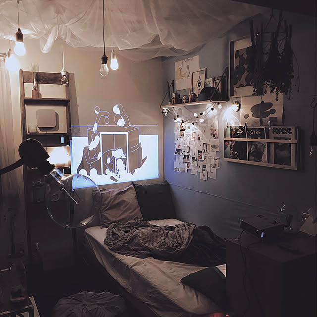 Bedroom,照明,ペンダントライト,プロジェクター,壁面ディスプレイ,セリア,simple,ナチュラル,雑貨,無機質インテリア,塩系インテリア,一人暮らし,DIY,海外インテリアに憧れる,IKEA,無印良品,ドライフラワー,ドライフラワーのある暮らし ioの部屋