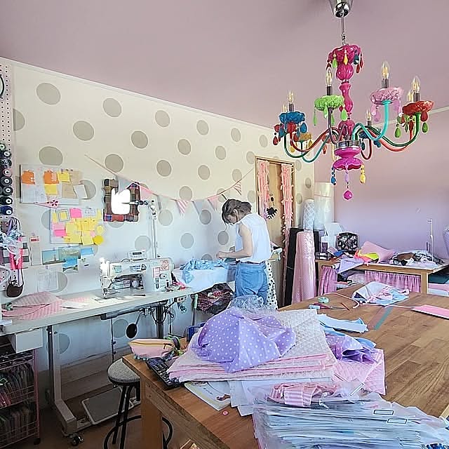 Overview,ハンドメイド,ディスプレイ,田舎暮らし,田舎,仕事部屋,ワークスペース,ソーイングルーム,おうち時間,心地よい暮らし,田舎ライフ,カラフル,色のある暮らし,ドット,ミシン,カラフルインテリア,収納,雑貨,シャンデリア saの部屋