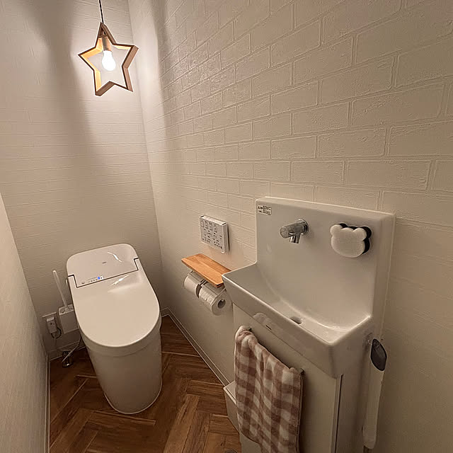 Bathroom,星型ライト,トイレのインテリア,トイレ,スポンジ収納,くまさん,レンガ壁紙,トイレの手洗い,注文住宅,お気に入り,セリア chicaの部屋