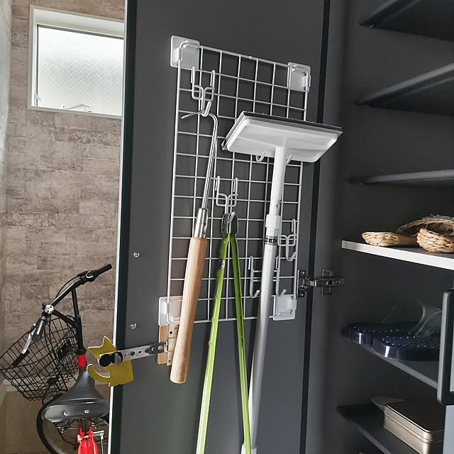 掃除道具収納,扉裏収納,ワイヤーネット,シューズボックス,下駄箱,玄関収納,園芸用品,カインズ,タイル用ブラシ,自転車置き場,コンクリート風壁紙 Maroの部屋