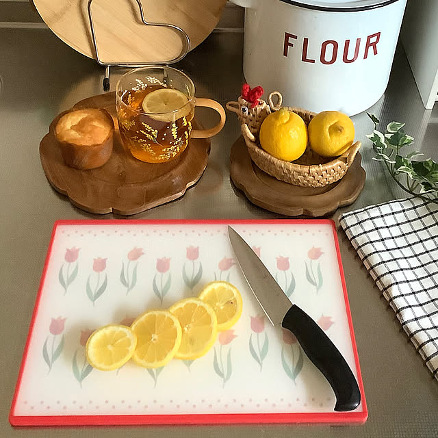 Kitchen,ミモザ柄のマグカップ,ミモザ,紅茶,おうちカフェ,StudioCLIPニワトリのカゴ,ダルトンキッチンクロス,3COINSSteakWood,春,マグカップ,THREEPYマグカップ,レモン,チューリップ柄のまな板,チューリップ,ヘンケルス包丁,まな板,グリーン,オブジェ,ディスプレイ,癒し,フェイクグリーン,キッチン雑貨,いいね&フォローありがとうございます♡,花 taeの部屋