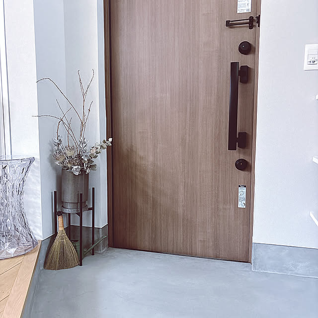 Entrance,玄関掃除,玄関インテリア,玄関,インテリア,見える収納,ほうき,掃除道具,おうちをキレイに保つ習慣,100均,平屋,ひとり暮らし,平屋暮らし,すっきり暮らす,シンプルな暮らし,ドライフラワー,seria tomatoの部屋