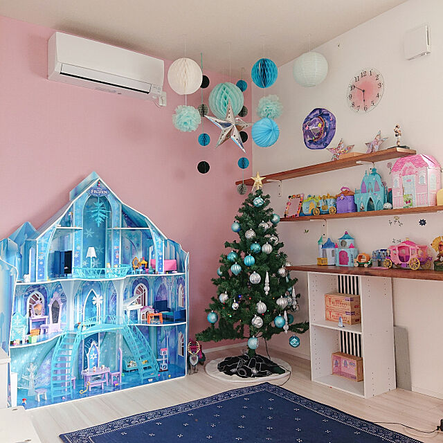 クリスマス,棚DIY,アナと雪の女王,ピンクの壁紙,子供部屋,クリスマスツリー,こどもと暮らす。,子供と暮らす。,女の子の部屋,コストコのオーナメント,パーティー,ガーランド,Bedroom,ドールハウス,おもちゃ,女の子のおもちゃ,おもちゃ収納 kico.kwdの部屋