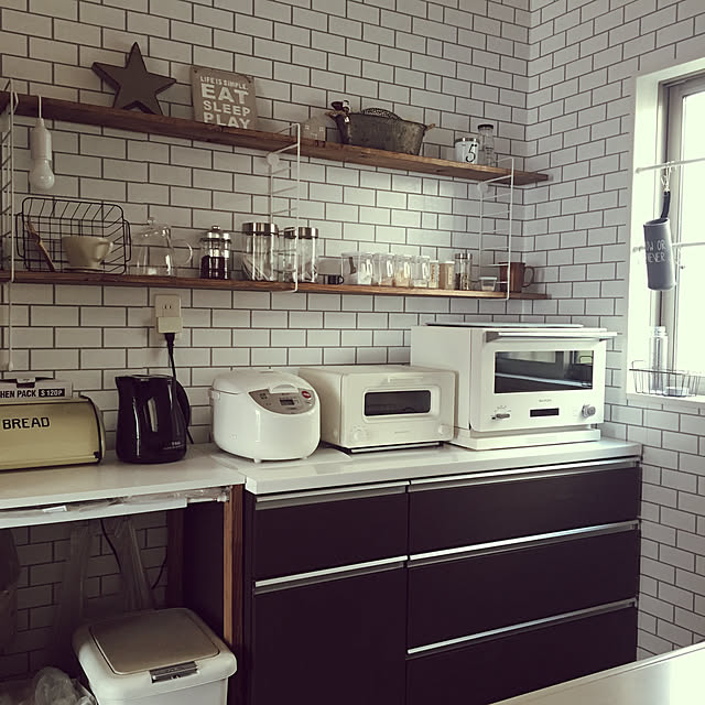 Kitchen,白のチカラ,バルミューダ,ニトリのカップボード,サブウェイタイル風壁紙,台所改造,建売り改造,建売住宅,壁紙DIY,棚DIY,窓枠をマステで白に,mtCASA,セリアのアイアンかご,ダイソーの調味料入れ sayumamaの部屋