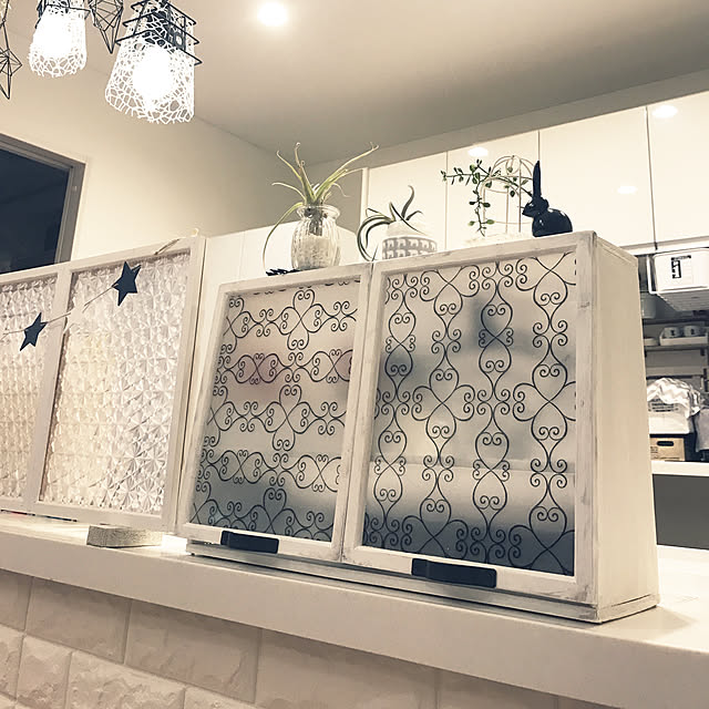 Kitchen,100均DIY,しろが好き❤︎,モノトーン収納,セリア,ショーケースDIY,いいね&コメント&フォロー感謝♡,LIXILキッチン,カウンター上,モノトーン化計画継続中,えあープランツ,寝不足だー yuriの部屋