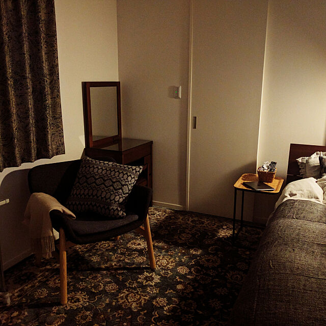 Bedroom,北欧,間接照明,一人がけチェア,IKEA,無印良品,ドレッサー,シンプル,グレー好き,ラグ,サイドテーブル,一人暮らし,グレー,平屋暮らし,イージーチェア,ベッド,ベッドカバー mamisanの部屋