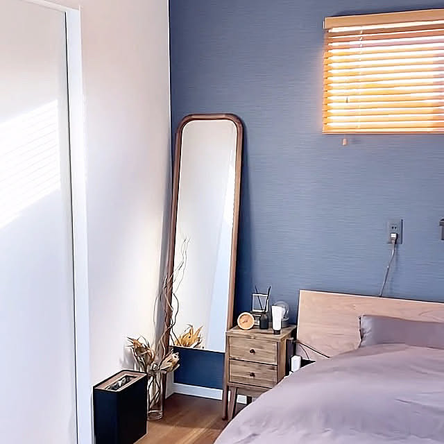 ウッドブラインド,アクセントクロス ネイビー,ステージベッド,寝室インテリア,ミラー,Bedroom keiの部屋