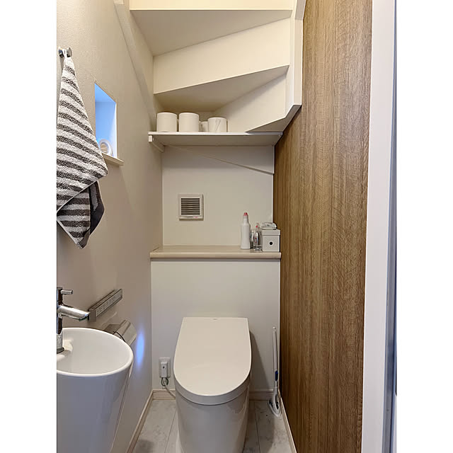 Bathroom,トイレットペーパー収納,サンゲツ壁紙,壁紙貼り替え,プチリフォーム,階段下トイレ,1階トイレ,トイレ shima...の部屋