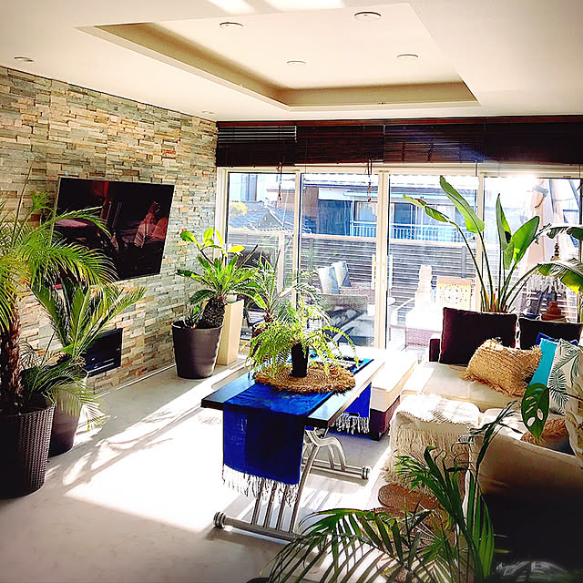 テーブルランナー,サンワカンパニータイル,壁掛けテレビ,観葉植物,ホテルライク,アジアンリゾート,バリリゾート,暮らしを楽しむ,季節を楽しむ暮らし,リゾートホテル,バリ雑貨,アルモニアソファー,木製ブラインド,アクセント壁,大理石調の床,折上天井,Overview yukikoの部屋