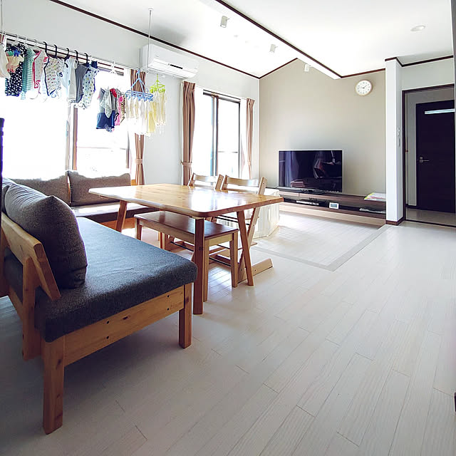 Overview,平屋暮らし,4人家族,室内物干し,シンプル,新生活準備,ダウンフロア,ダウンライト,ソファーダイニング,こどもと暮らす,気分は平屋,ストッケ,スポットライト,ミニマリストに憧れて,ベビーサークル,リビングダイニング,DAIKO,白茶,部屋干し,勾配天井,コンパクト,新築の参考に,南海プライウッド,アクセントクロス,フロートテレビボード,ホワイトフローリング hinataの部屋
