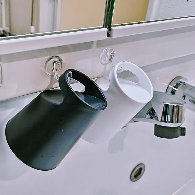 ビフォーアフター,セリア,100円ショップ,ダイソー,うがいコップ,何度でも貼ってはがせるフィルムフック,ポールフック,かけられる洗面コップ,白黒,並べてみた,洗面所,洗面台,浮かせて収納,おうちをキレイに保つ習慣,Bathroom,ポール受け,フィルムフック mi-saの部屋