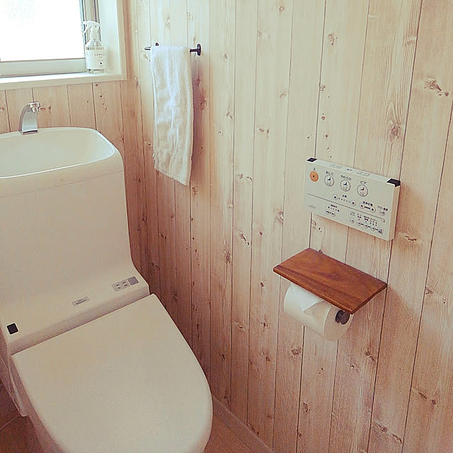 Bathroom,十人十家,TOTOトイレ,TOTO,タオルかけ,アイアンバー,アイアン雑貨,トイレットペーパーホルダー,そまり,トイレタオルハンガー,すっきり暮らす,ナチュラル,木目調壁紙,木目調クロス,カフェ風,シンプルな暮らし,カフェ風に憧れる,一戸建て,白いタオル,トイレクロス,トイレ壁紙,注文住宅 fuwalilyの部屋