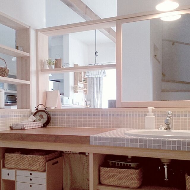 Bathroom,メイクコーナー,無垢材,タイセイホーム♡,ナチュラル,照明,飾り棚,ワゴン式収納ボックス,タイル,無印良品,いつもいいねやコメありがとうございます♡ mayumiの部屋