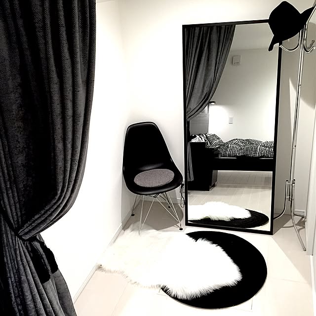 Bedroom,ポールハンガー,全身鏡,フィッティングルーム,モノトーン,モノクロ,イームズチェア,照明,ミニマルモダン,IKEA,ベッドルーム,子供と暮らす家,白の世界,狭小住宅,ミニマル,黒い家,ホワイトインテリア Akiの部屋