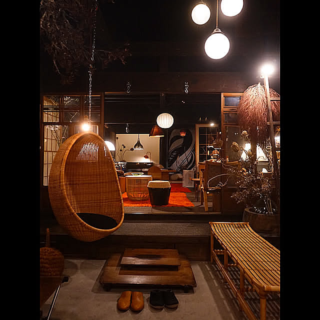 Entrance,ハンギングエッグチェア,心地よい暮らし,古民家,日本家屋,築100年以上の平屋,農家の家,暗い家,山川ラタン,土間 chobinonの部屋