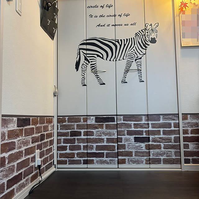 On Walls,ゼブラ柄壁紙,クローゼット扉,キャンドゥ☆,キャンドゥ,リメイクシート古レンガ,冬の模様替え,ダイソー,イベント参加,DIY,カフェ風,リメイク,Daiso,リメイクシート レンガ,マステ tomoの部屋