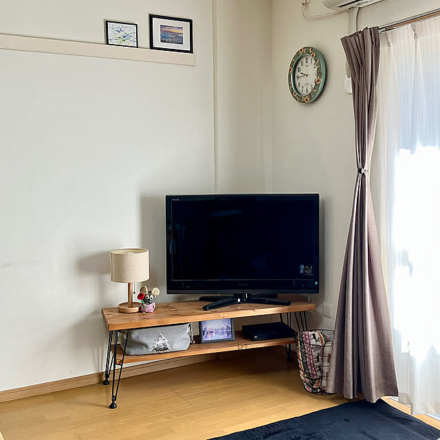 Lounge,ブルーレイディスクプレーヤー,CD収納,DVD収納,テレビ台,ダイソー,フォトフレーム,ナチュラル,飾り棚,100均,リビング,セリア,賃貸,賃貸でも諦めない,こどもと暮らす,シンプルな暮らし,ボックス収納,ゆるミニマリスト,スタンドライト enu.の部屋
