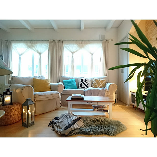 Lounge,海外のカラーセンスに憧れる,海外インテリアに憧れる,IKEA,コースタルスタイル,イエロー,コースタルリビング,ムートン,青年の樹（ユッカ）,ニトリ,IKE BEHAR ショール,キャンドル,夕暮れのリビング,ラグジュアリー erikamama.の部屋
