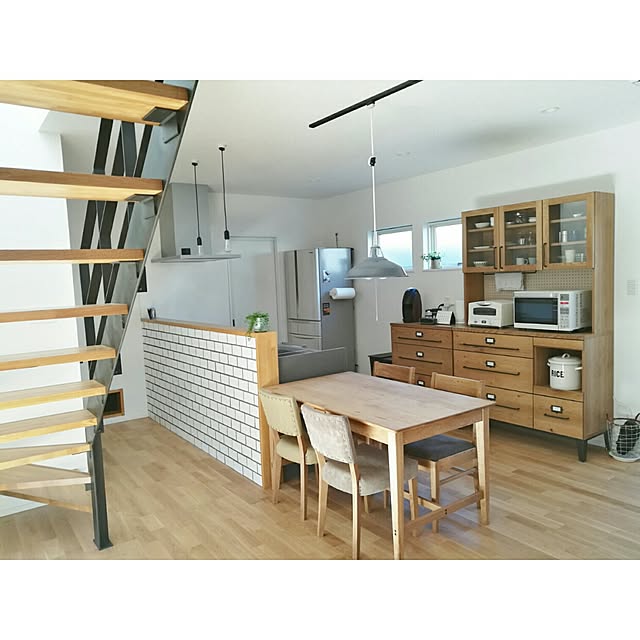Kitchen,クラッシュゲート,アートワークスタジオ,ポタリー,照明,CRASH GATE,オーク,ヴィンテージ,ペペロミアデピーナ,植物,リビング階段,ペンダントライト,鉄骨階段,裸電球,観葉植物,プエブコ,サブウェイタイル,Aladdin,Aladdinトースター,バリスタ,ライスストッカー,ダイニングテーブル,ダイニング,食器棚,カップボード aki8112の部屋