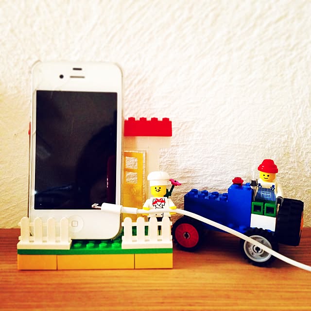 My Desk,iPhoneスタンド,LEGO,漆喰の壁 illustron935の部屋