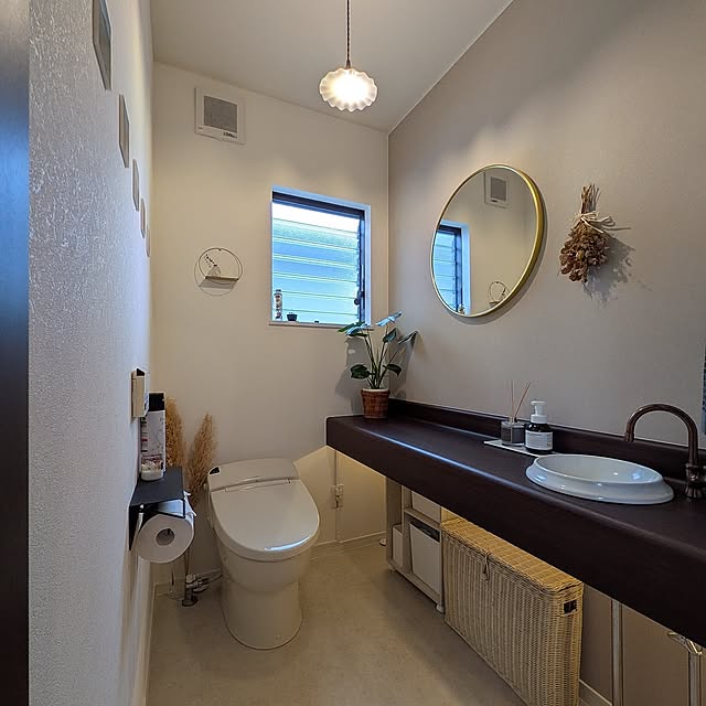Bathroom,無印良品,間接照明,モンステラ,トイレットペーパーホルダー,seria,アロマティカス,ユーカリドライ,パンパスグラス,フロアタイルの床,アクセントクロス ベージュ,スワッグ手作り,大きなミラー,マークスアンドウェブ 泡ハンドソープ,keyucaのタオル,網戸交換,トイレリフォームしました♡,ニトリのトイレ収納,テープライト 人感センサー kumijiの部屋
