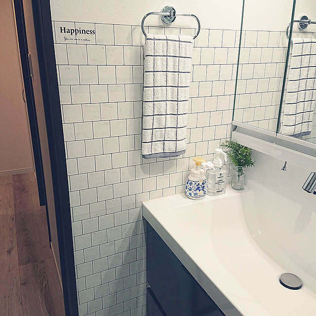 Bathroom,リメイクシート,タオルハンガー,洗面台,サブウェイタイル,サブウェイタイル風,フェイクグリーン,泡ハンドソープ　ミッキー,リメイクシートセリア,セリアリメイクシート,セリア,フェイスタオル,水はね防止,水はね対策,ミッキーシェイプ泡ハンドソープ kaanaの部屋
