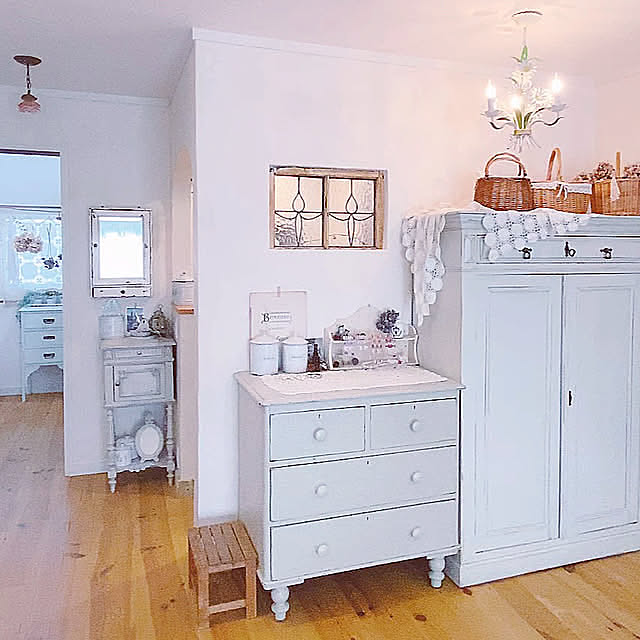 Overview,アンティークステンドグラス,無垢床パイン材,アンティークパイン,アンティーク,漆喰壁,シャビーシック,アンティーク家具,イギリスアンティーク,フランスアンティーク,アンティーク照明 111の部屋