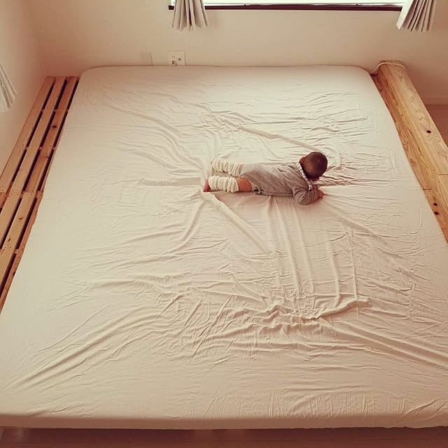 Bedroom,ナチュラル,シーツ 白,DIY,キナリ,パレットベッド,赤ちゃんのいる暮らし,セミダブル×セミダブル,セミダブル,エアリーマットレス Yukiの部屋