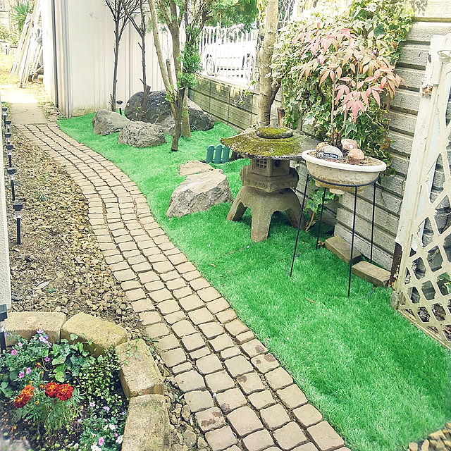 Entrance,カインズ♡,いいね♪いつもありがとうございます❤️,メイン玄関周り,黒いシート,人工芝,大きい石庭じゅうにゴロゴロ,ソーラーライト♪,ダイソー,灯ろう,野生化しているアイビー,少しずつ外回り弄り naoporonの部屋