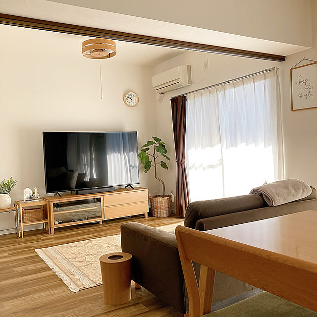 Lounge,unicoラグ,IKEA,シンプルインテリア,無印良品,ナチュラルインテリア,賃貸インテリア,すっきり暮らしたい,リノベーション賃貸,賃貸でも楽しく,ニトリ,keep life simple,テレビ台,フェイクグリーン Hiraの部屋