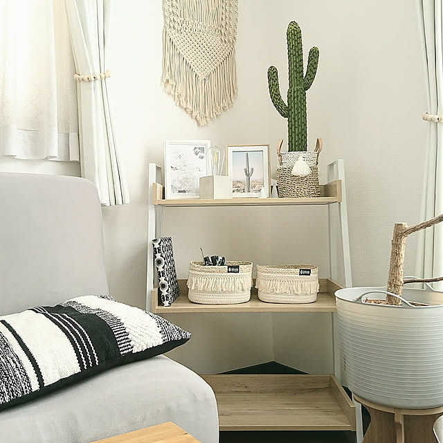 Lounge,シェルフ,フェイクサボテン,ナチュラル,Boho Style,シンプル,マクラメタペストリー,BOHO,salut!,フリンジバスケット,フリンジがスキ,鉢カバー,2L判ポスター,ニトリのクッションカバー,ベルメゾン,BOHOインテリア SHI-Eの部屋