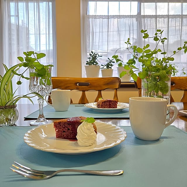 My Desk,観葉植物,ダイソー,グリーン,ダイニングテーブル,バラ,百均,癒し,マンション,ランチョンマット,ポトス,プチプラ,手作りケーキ,ダイニングチェア,オリヅルラン,おやつ時間,スペアミント,一番好きな場所,プチプラ食器,出窓,出窓のグリーン,コーヒータイム,水挿し,ヤマザキ春のパン祭り,ダイソー食器,植木鉢,手作り,炊飯器ケーキ love1017の部屋