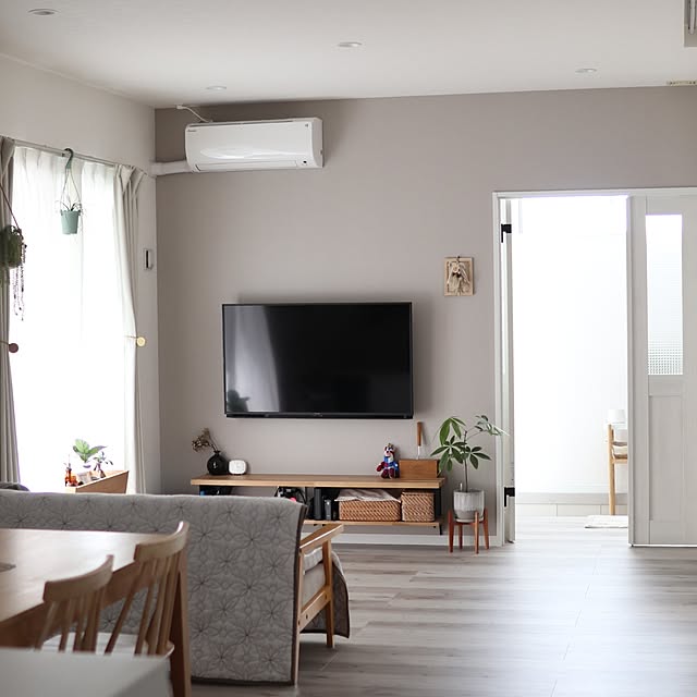 Overview,お部屋を広く見せる工夫,小さいおうち,小さい平屋,平屋暮らし,縦長の家,北欧ナチュラル,北欧に憧れる,ドライフラワーのある暮らし,複数枚投稿,RCの出会いに感謝♡,すっきり暮らしたい,壁掛けテレビ,グレージュの壁紙,asakoさんの作品♡,子どもと暮らす,NO GREEN NO LIFE,テレビボード周りは諦めています a______の部屋