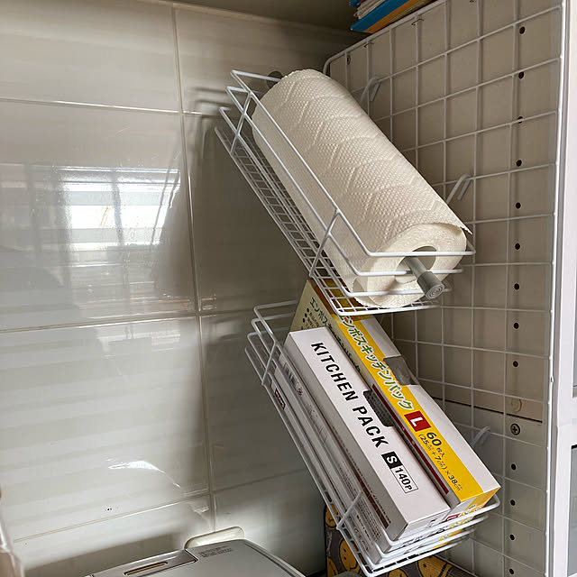 ビニール袋収納,キッチンペーパーホルダー,セリア,DIY,手作り,ねこが好き,ねこと暮らす,お金をかけずに,冷蔵庫横,おしゃれより実用性,100均,暮らしの味方,Kitchen,ワイヤーラック,ワイヤーネット,突っ張り棒 suemonta14の部屋