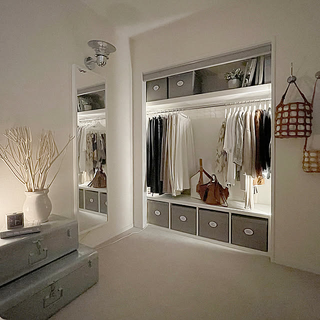 衣類収納,ミニマル,心地よい暮らし,IKEA,インスタ→4696tuuli,シンプルインテリア,シンプルモダン,収納,シンプルライフ,モノトーンインテリア,MONOTONE,ふたり暮らし,シンプル,塩系インテリア,モノトーン,インダストリアル,インダストリアルインテリア,DIY,照明,間接照明,収納スペース,Bedroom tuuliの部屋