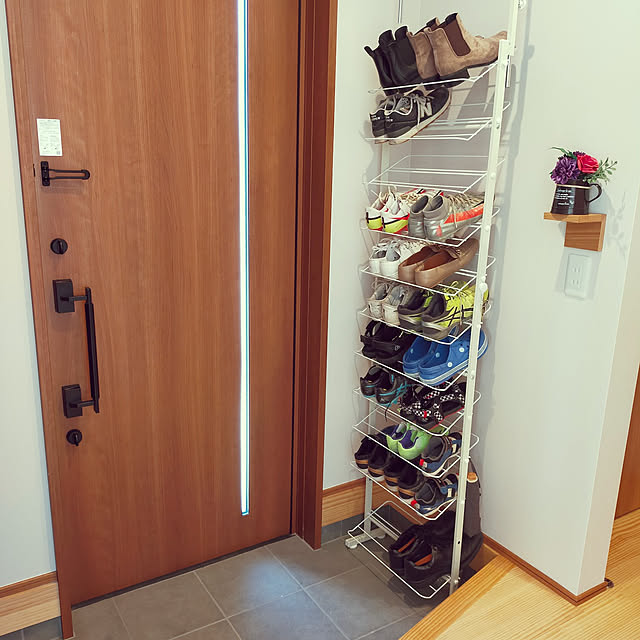 Entrance,ナチュラル,シンプル,無垢床,こどもと暮らす,３兄弟,使い勝手重視,サッカー好き,土間収納,靴ラック,オープン棚,つっぱり棚,靴収納 Akiの部屋
