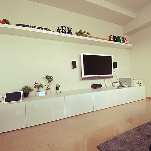 Lounge,フィギュア,フェイクグリーン,グリーンのある暮らし,IKEA,ディスプレイ,ウォールシェルフ,lack,ベアブリック400%,ベストー,BESTA,シンプル,テレビ台,ホワイトインテリア,壁掛けテレビ ichan15uの部屋