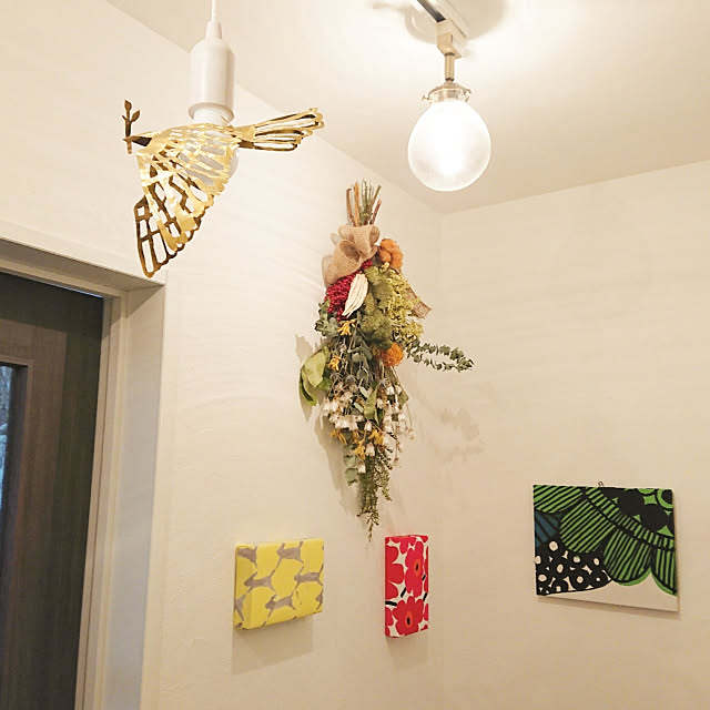 On Walls,ファブリックパネル,ハンドメイド,インテリア,カフェ風インテリア,壁紙,minaperhonen,建て売り一戸建て,北欧,フラワーアレンジメント,工作,DIY,雑貨,ミナペルホネン,リメイク,プチプラ,一軒家,手作り,ダイソー,マリメッコ,marimekko,シーリングライト,bird light,バードライト,真鍮,ライト,鳥の照明 ,ウニッコ,北欧インテリア,スワッグ,ドライフラワー,トイレ前,ペンダントライト oolongpirokoの部屋