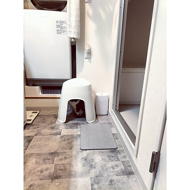 Bathroom,リメイク,あとでゆっくりお邪魔します♡,イベント大好き,低予算リノベーション,築古マンション,セリア,リメイクシート,100均アイテム,コメントお返事前にごめんなさい,洗面所,モルタルブロック,洗濯機周り,ランドリースペース,お風呂のいす,ニトリのお風呂イス,ニトリの珪藻土バスマット,ハチワレ♀ すず,猫と暮らす家,ルームクリップショッピング,RoomClipショッピング,小型除湿器,コンパクト除湿器,除湿器,除湿機,縦型洗濯機,バスマット,人感センサーライト,床,モノトーンインテリア,シンプルインテリア hihaの部屋